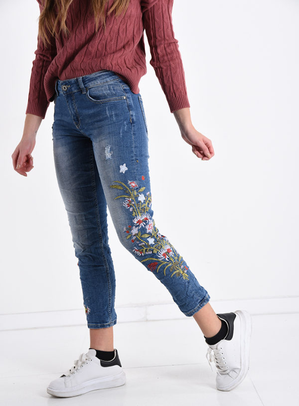 Jeans hlače z vezenimi rožami na hlačnicah